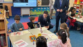 El consejero de Educación, Ciencia y Universidades de la Comunidad de Madrid, Emilio Viciana, en una visita al colegio Salvador de Madariaga, en la localidad de Daganzo de Arriba.