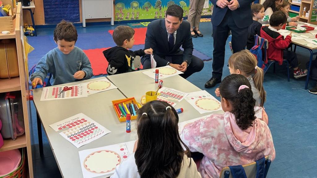 El consejero de Educación, Ciencia y Universidades de la Comunidad de Madrid, Emilio Viciana, en una visita al colegio Salvador de Madariaga, en la localidad de Daganzo de Arriba.