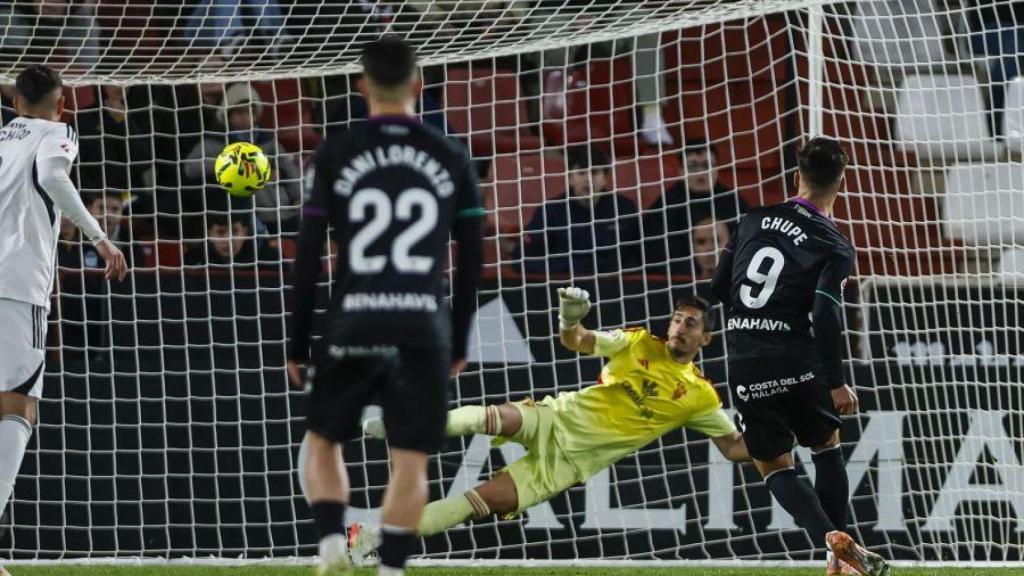 Chupe anota el penalti contra el Albacete en la victoria 1-3 del Málaga CF en el Carlos Belmonte.