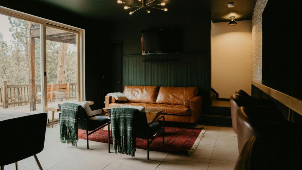 Imagen de archivo de una estancia decorada de forma invernal y acogedora.