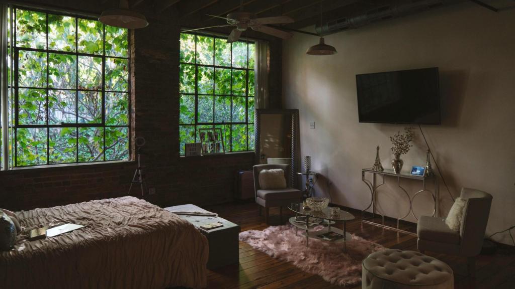 Un dormitorio con un edredón fabricado a partir de un tejido con arrugas.