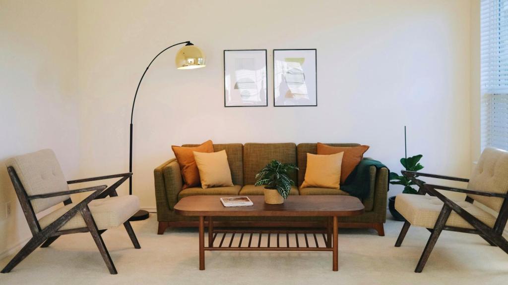 Imagen de archivo de una estancia que combina el estilo nórdico con referencias de los años 70 y un toque minimalista y cálido.