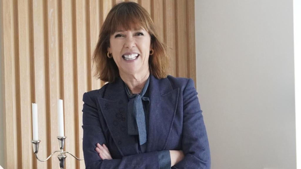 La directora de cine se sienta ante los micrófonos del pódcast.