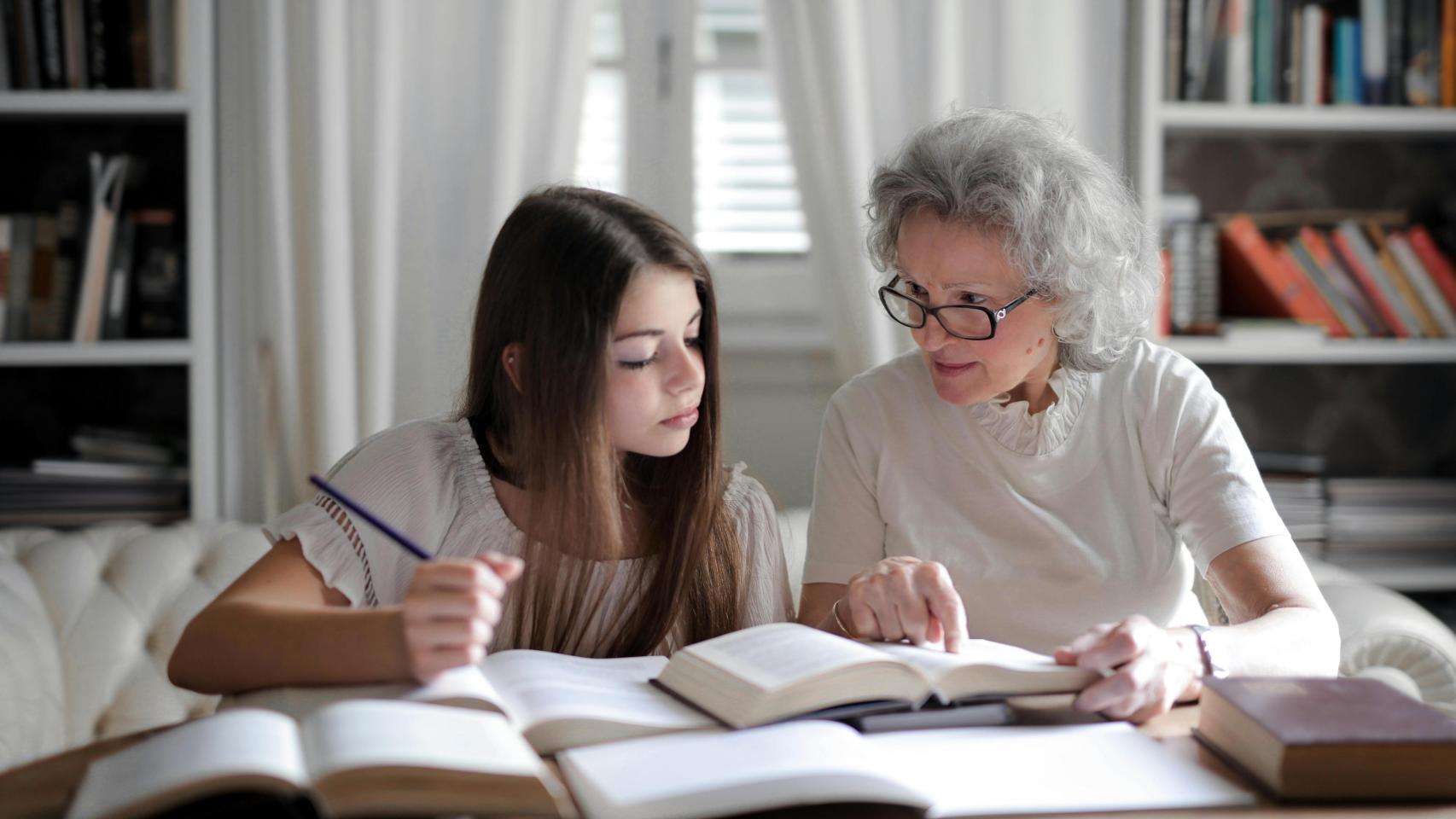 Una abuela cuidando de su nieta.