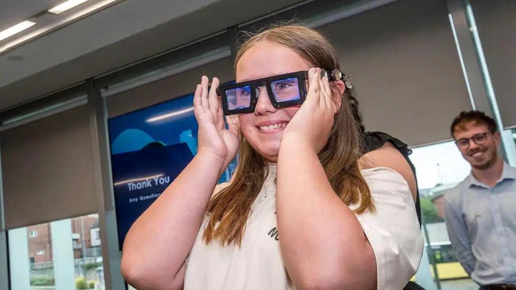 Millie Childs con sus gafas.