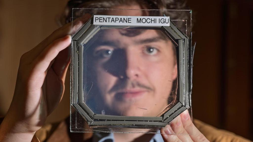 Uno de los investigadores sujetando un bloque con 5 capas del material térmico