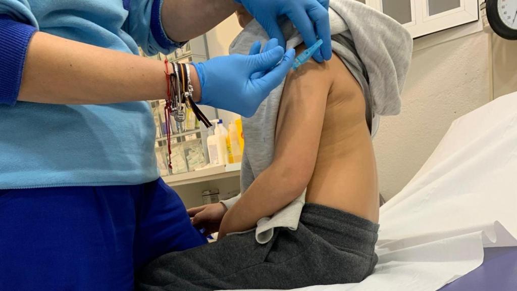 El experto en medicina apunta a que la única forma de frenar la hepatitis A es vacunando a los niños.