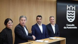 El alcalde de Pontevedra, Miguel Anxo Fernández Lores, y el presidente de la Diputación, Luis López, firman el protocolo de colaboración institucional para la Gala de los Premios Feroz.