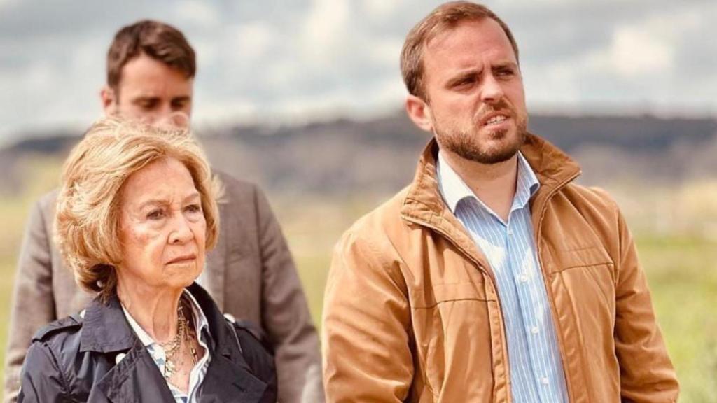 La reina Sofía junto con el alcalde de Arganda, en una visita a los terrenos.
