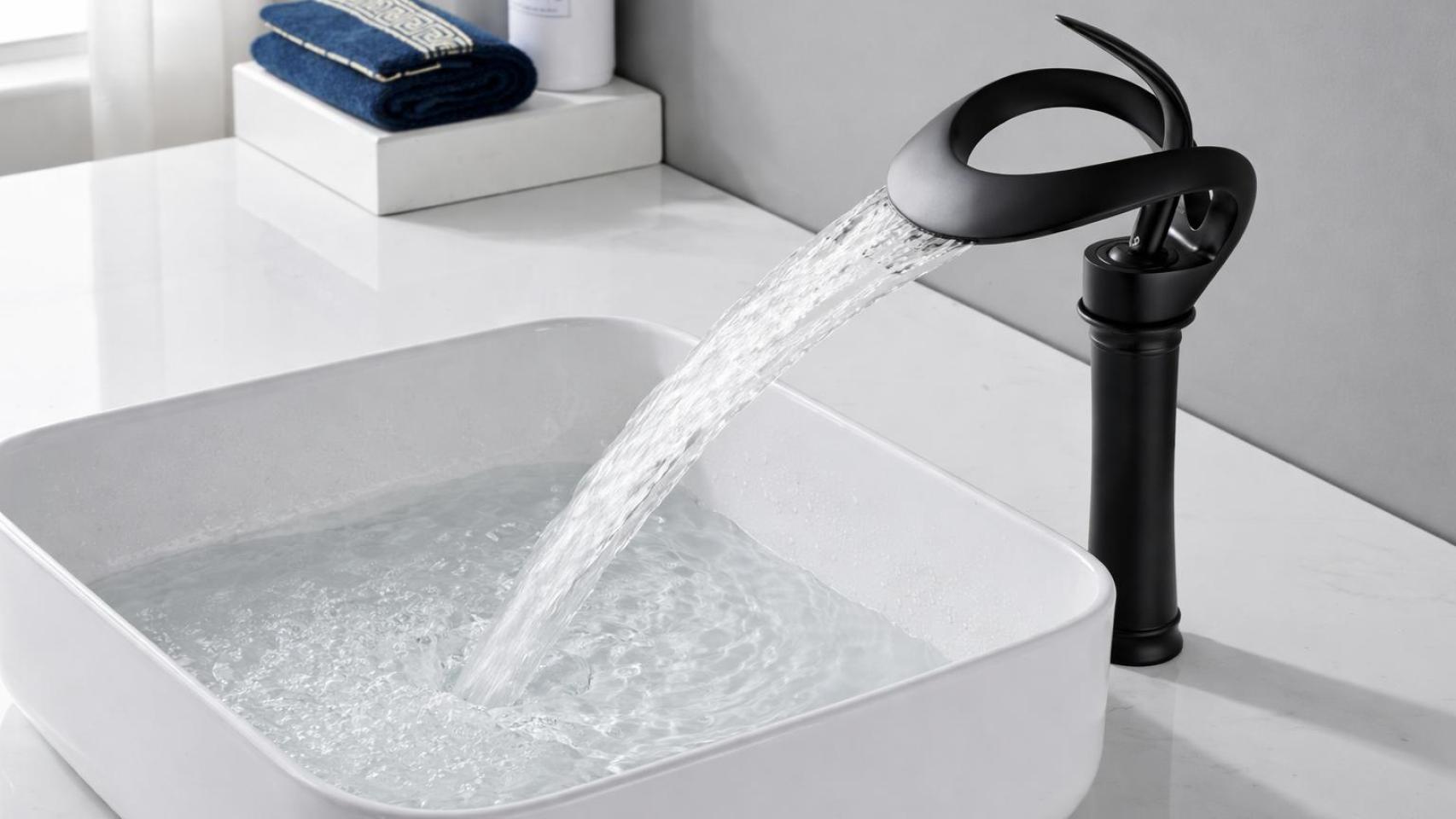 Un grifo moderno para un baño.