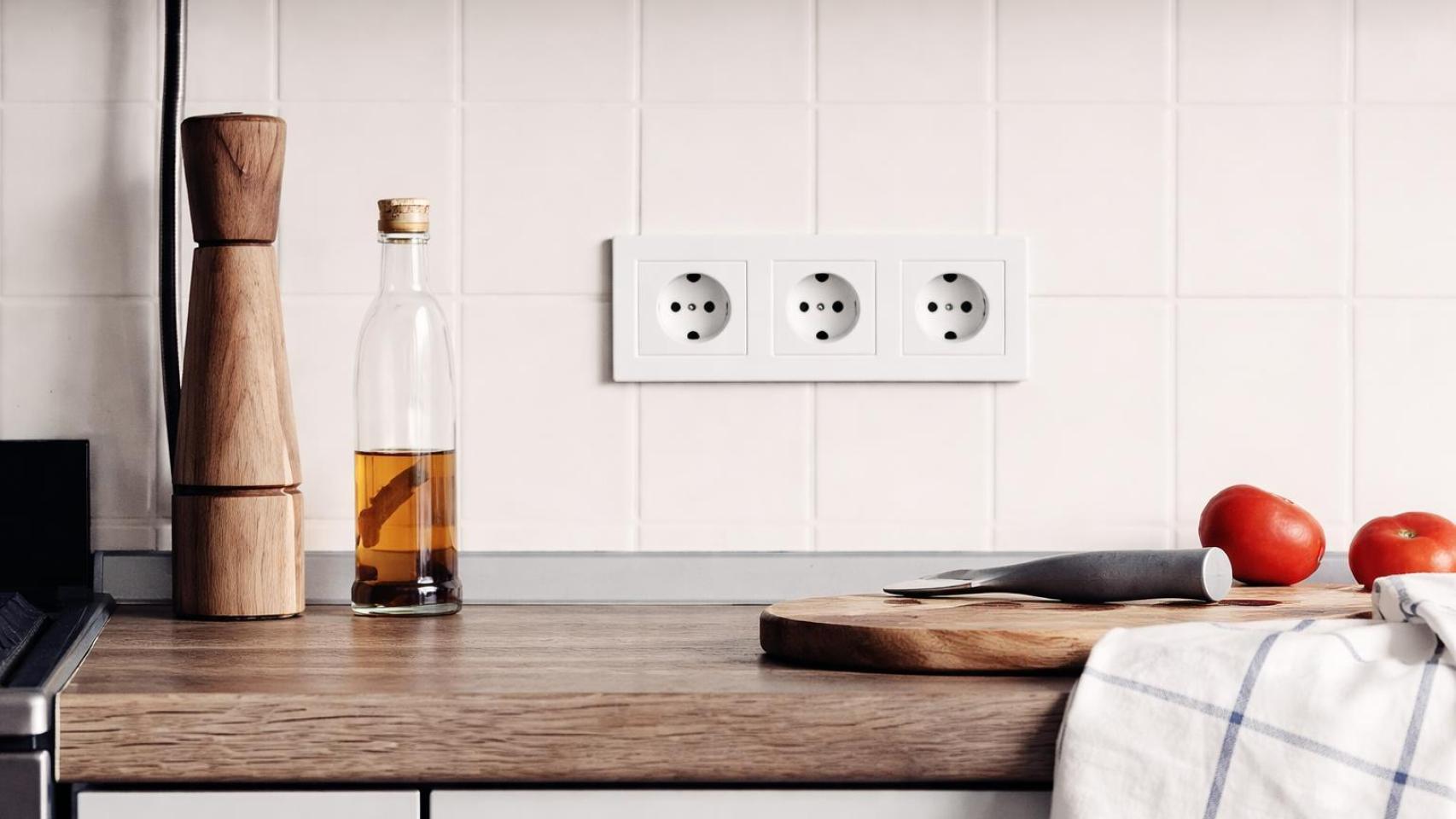 Cocina con tres enchufes.