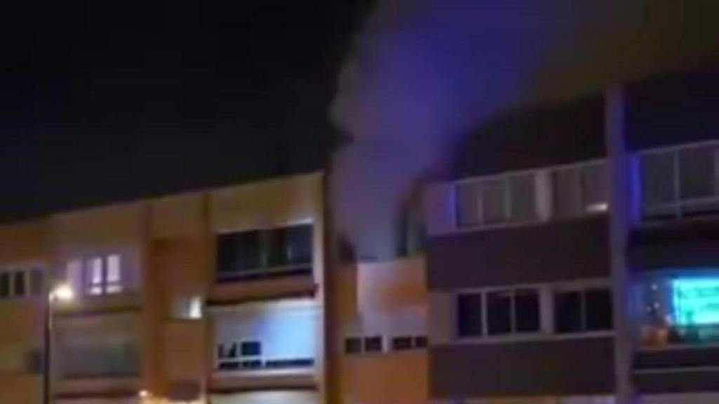 Los bomberos sofocan un incendio en un edificio en O Temple, en Cambre (A Coruña)