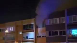 Los bomberos sofocan un incendio en un edificio en O Temple, en Cambre (A Coruña)