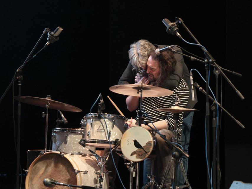 Los amigos y compañeros de Robe emocionados durante su despedida.