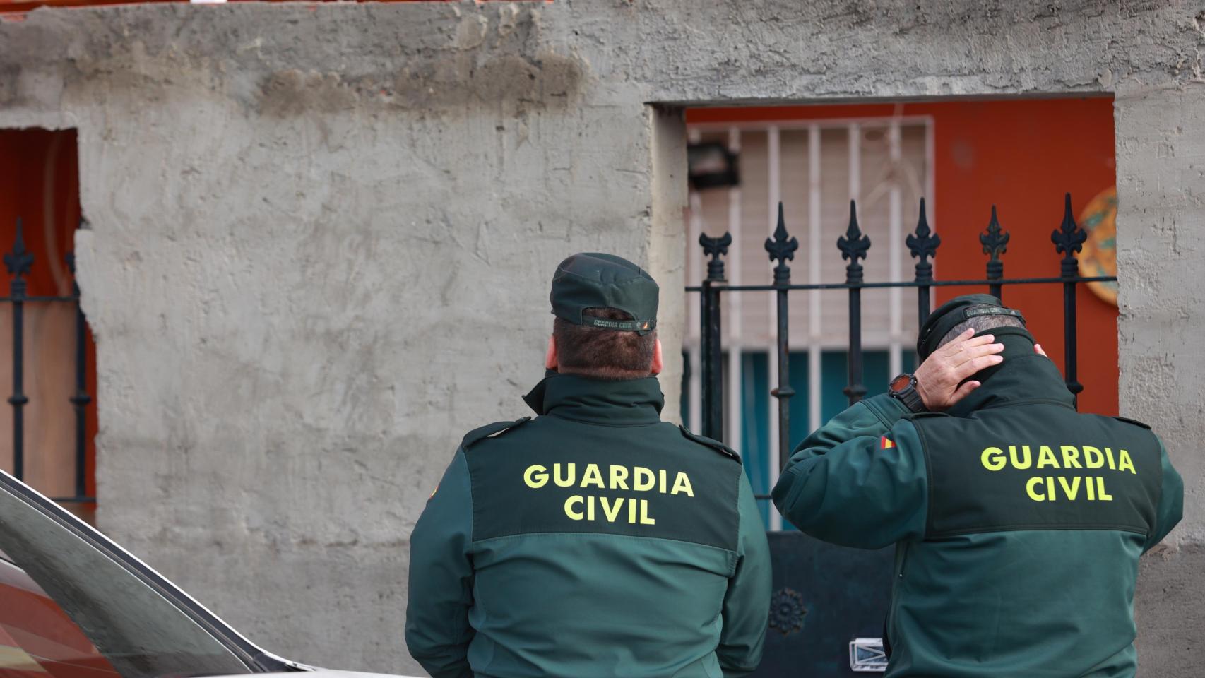 Miembros de la Guardia Civil en el lugar de los hechos.