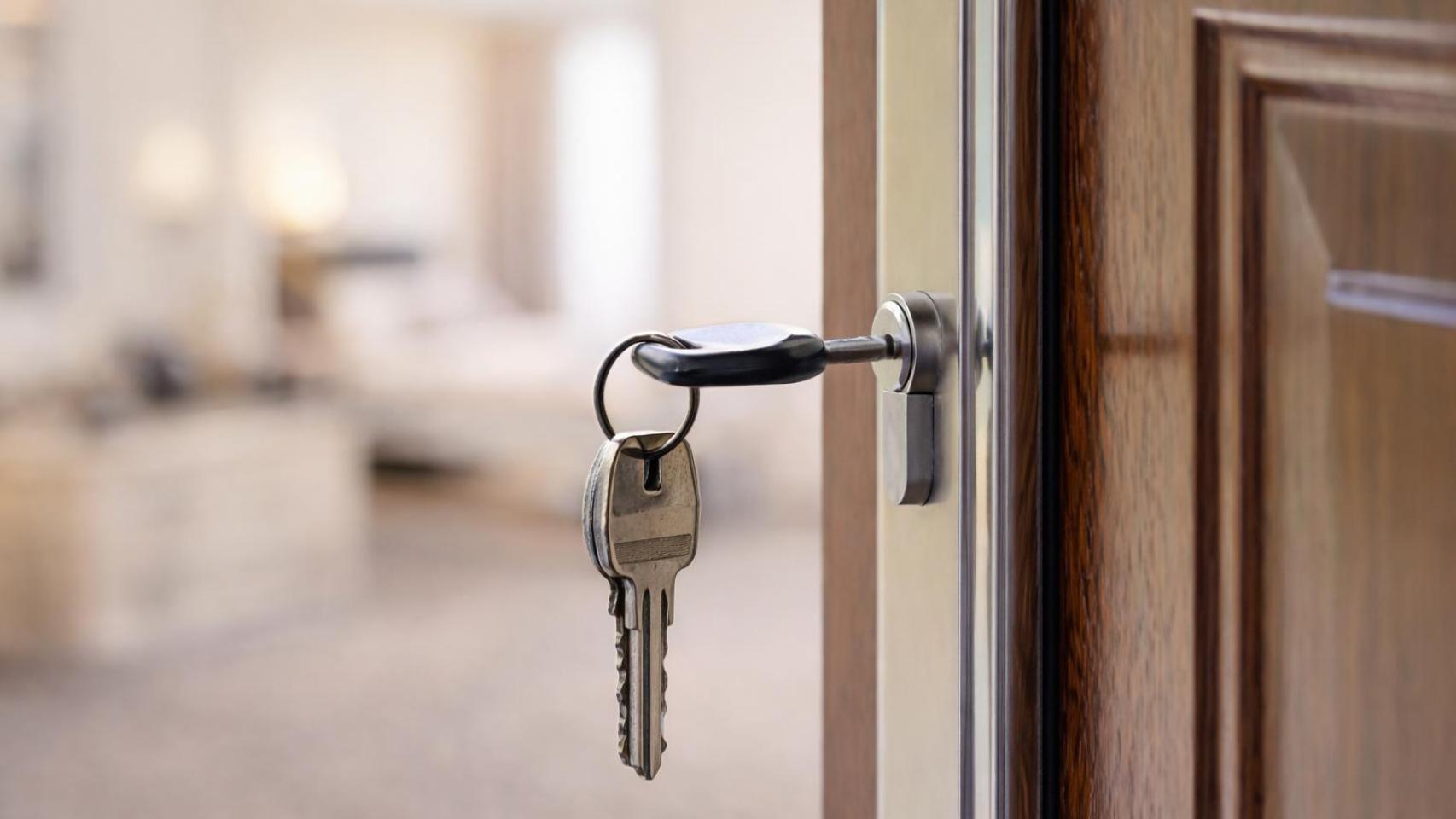 Una puerta con la llave puesta.