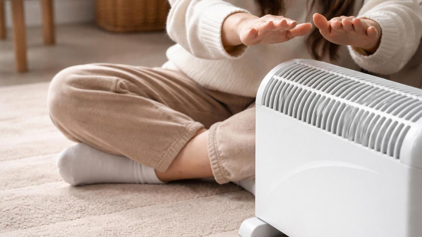 Una mujer al calor del radiador.