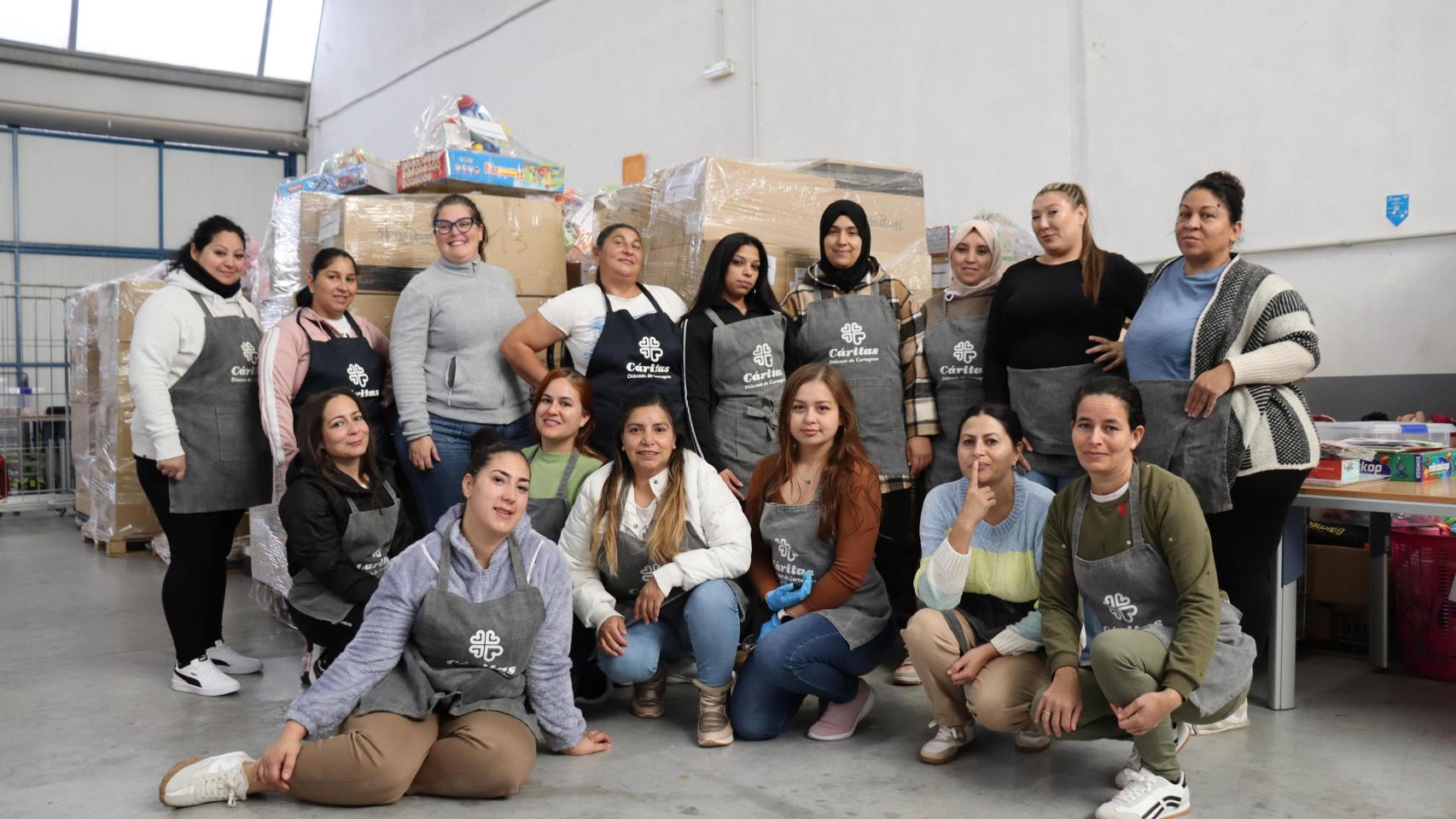 Voluntarios de Cáritas en la recogida de juguetes del proyecto Taller del Juguete