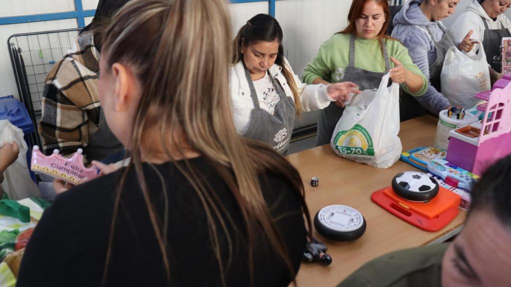 Voluntarios organizando los juguetes para su posterior higienización