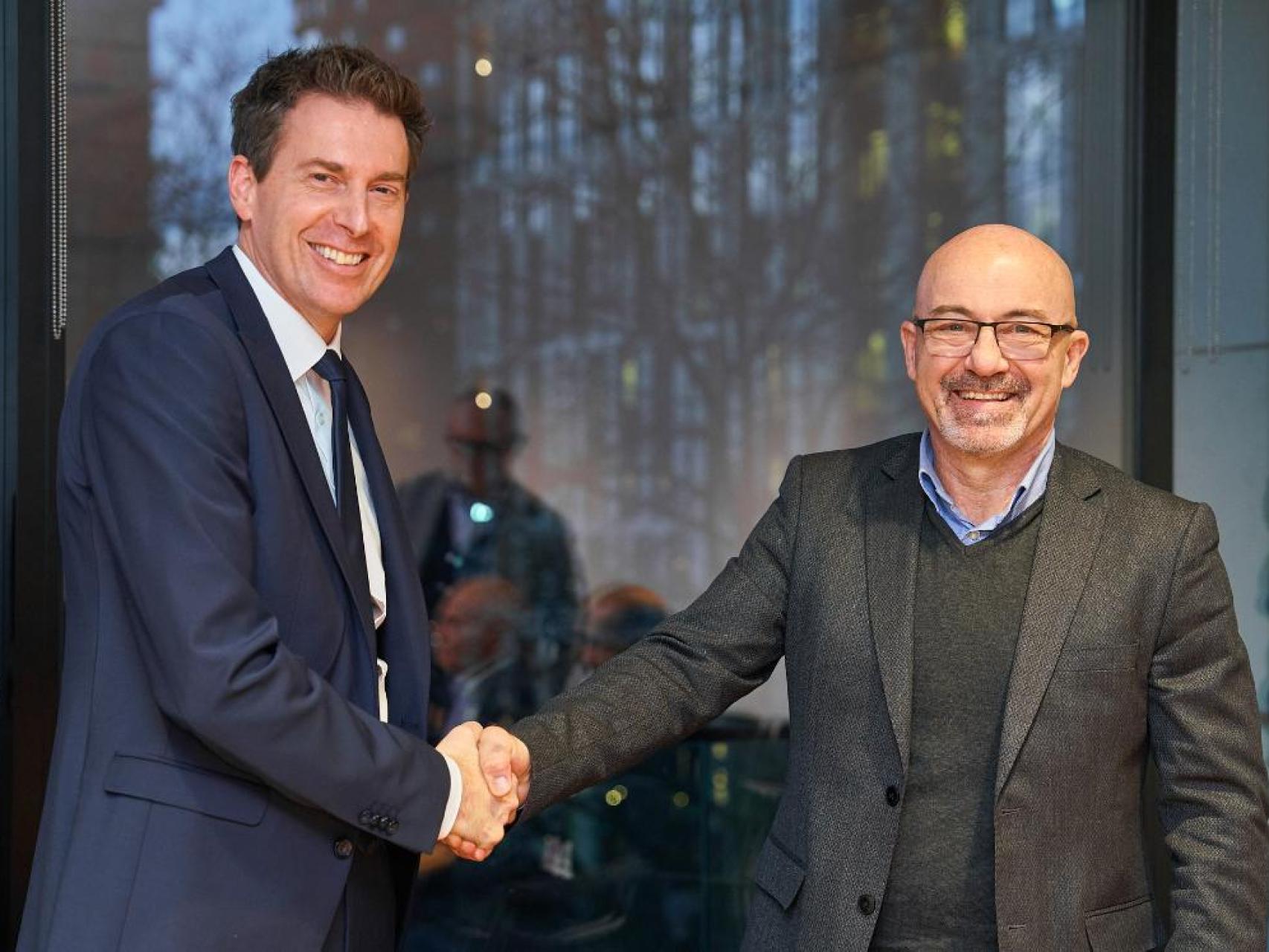 Florian Hohenwarter, director de operaciones (COO) de KNDS Deutschland y Roberto Cingolani, director ejecutivo (CEO) de Leonardo.