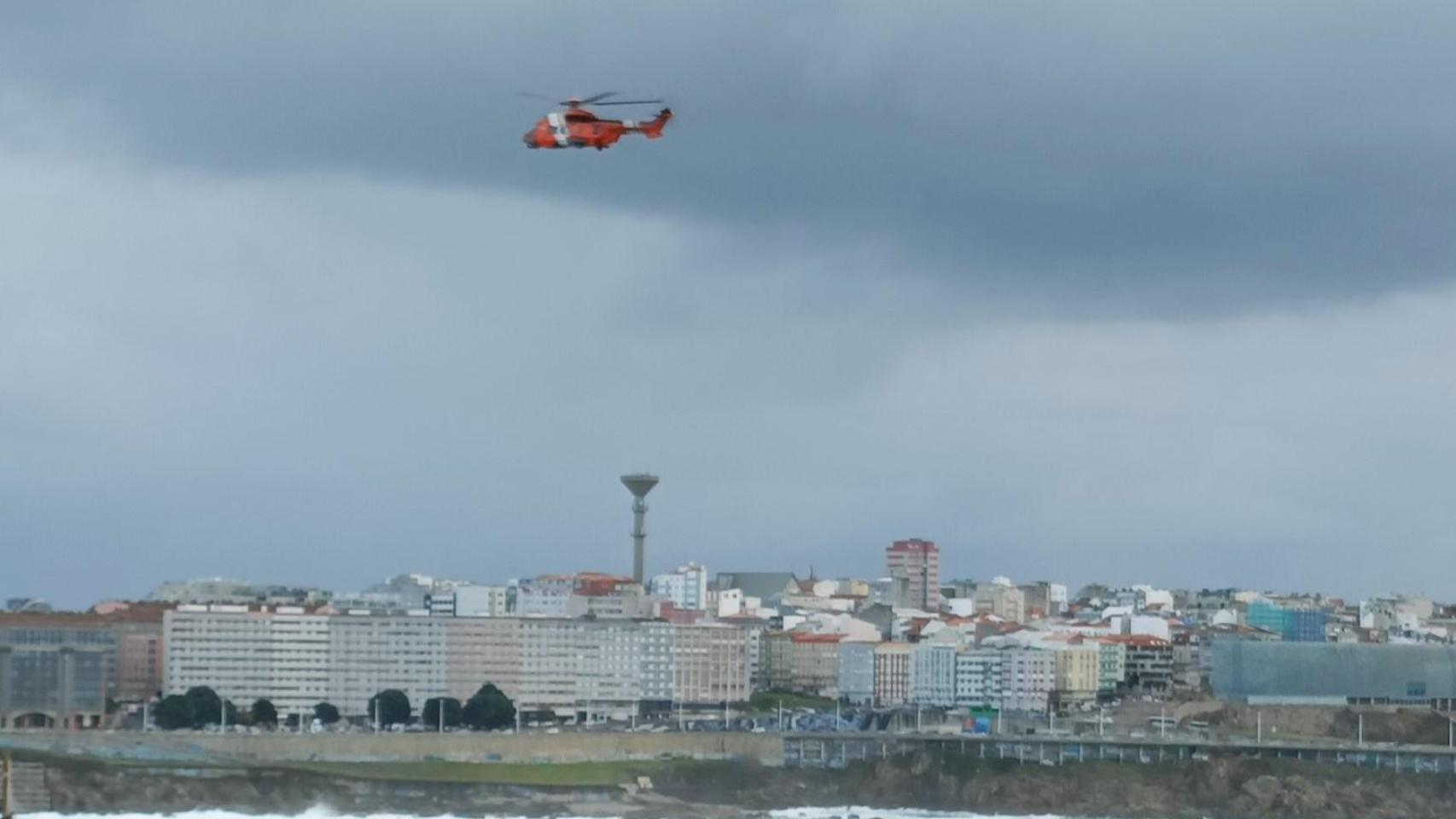 El helicóptero de Salvamento Marítimo sobrevolando A Coruña este martes.