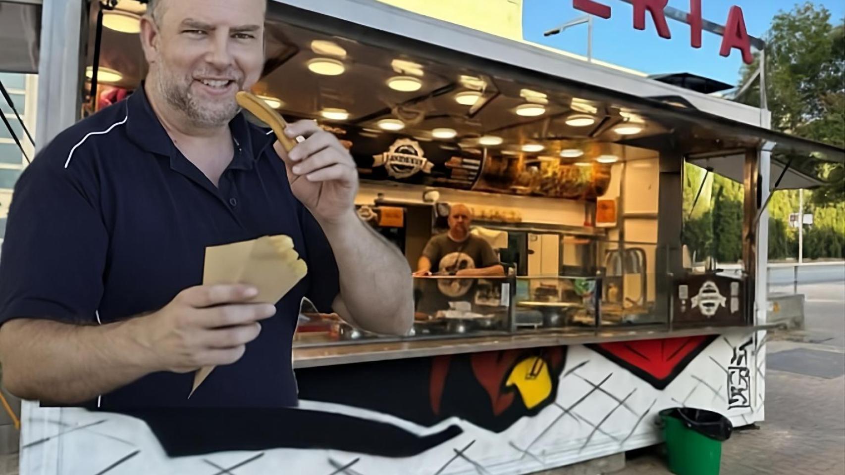 Juan Alpuente junto a su churrería.