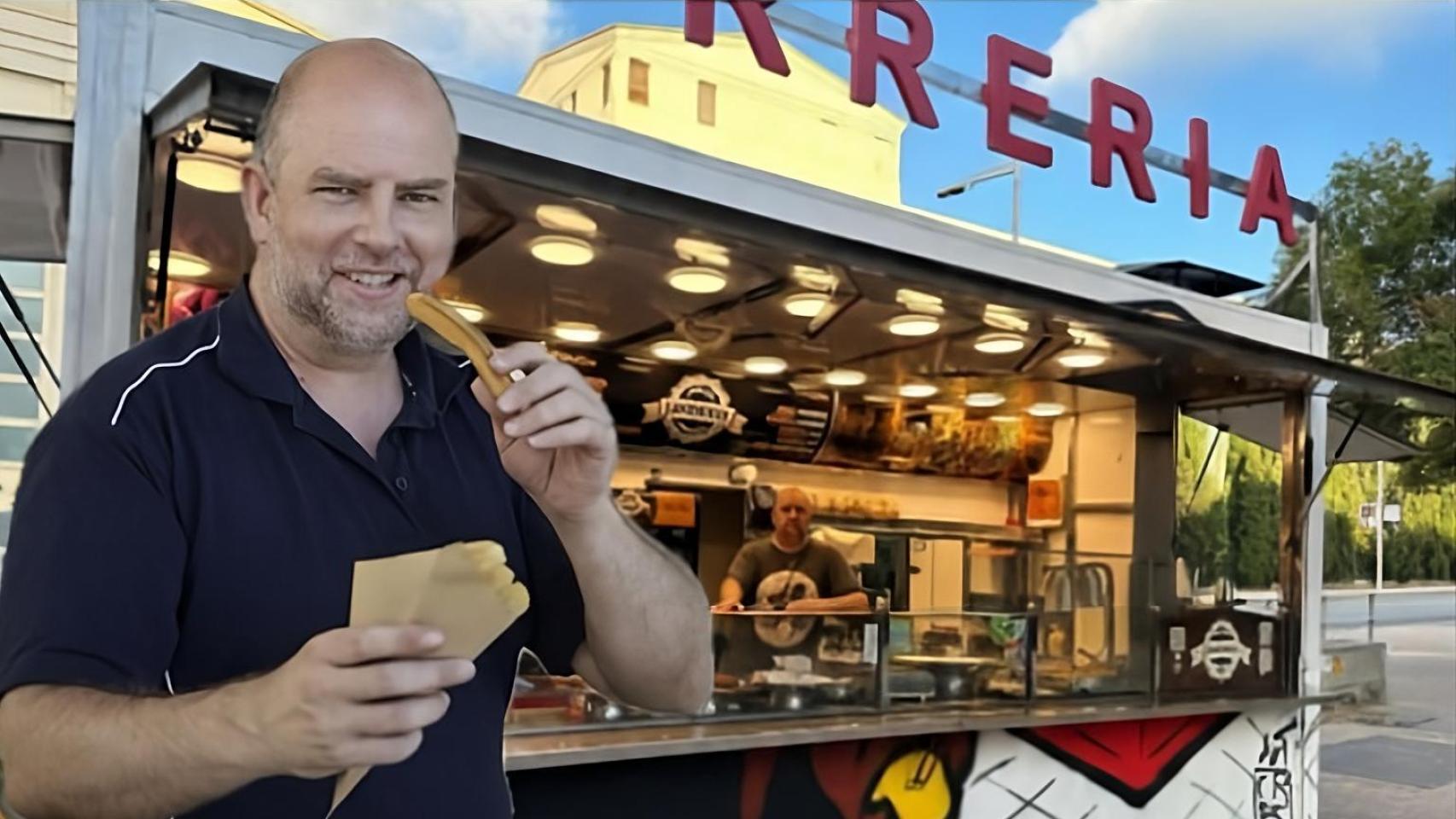 Juan Alpuente junto a su churrería.