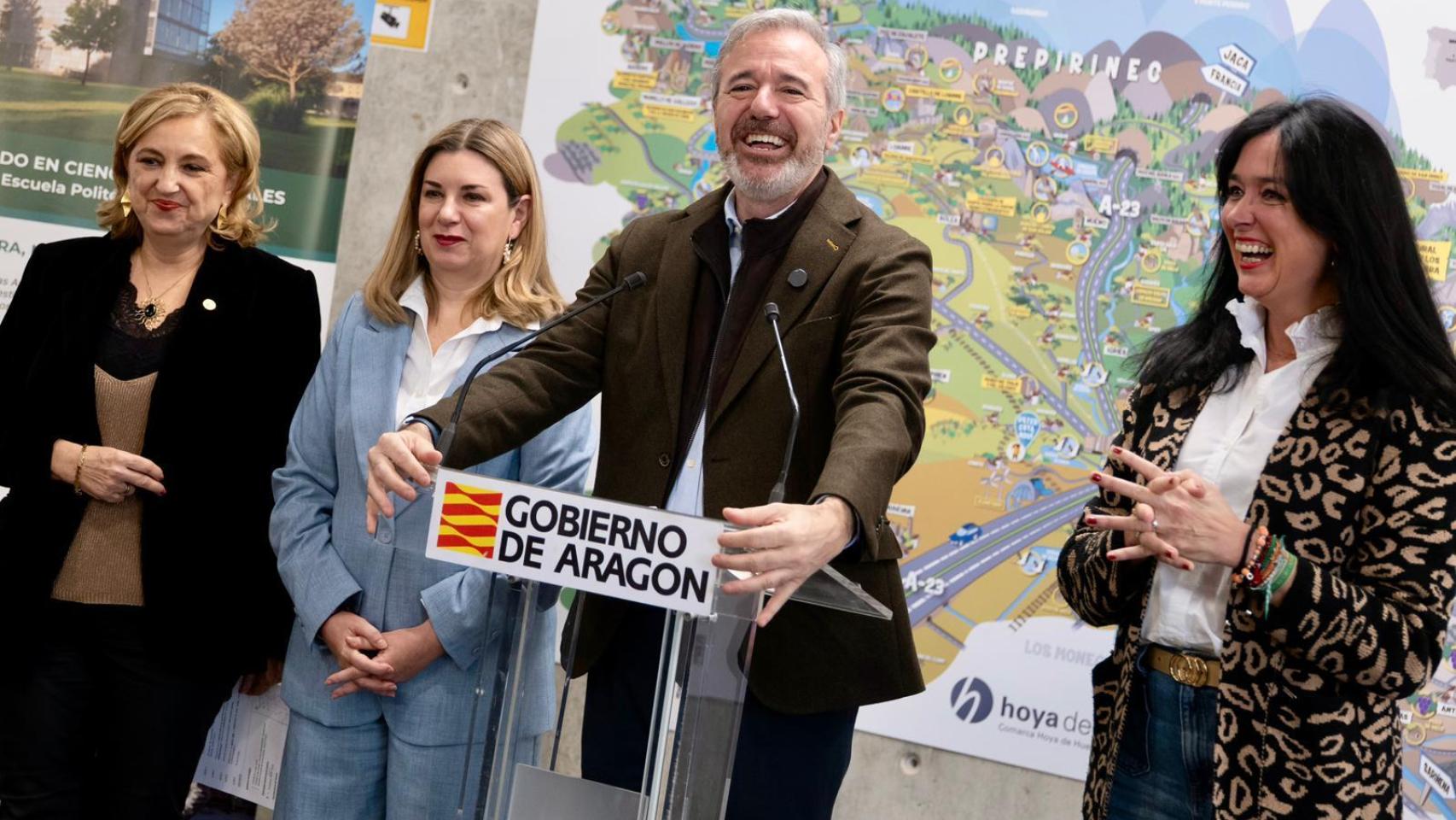 Jorge Azcón, junto a la rectora de la Universidad, Rosa Bolea; la consejera de Universidades, Claudia Pérez; y la alcaldesa de Huesca, Lorena Orduna