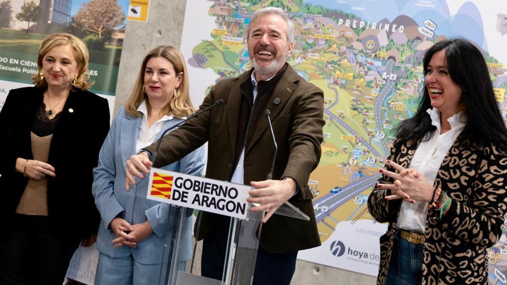 Jorge Azcón, junto a la rectora de la Universidad, Rosa Bolea; la consejera de Universidades, Claudia Pérez; y la alcaldesa de Huesca, Lorena Orduna