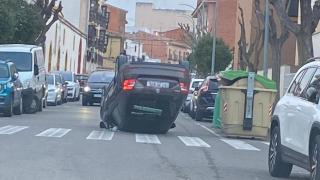 Turismo volcado en una calle de Bargas (Toledo).
