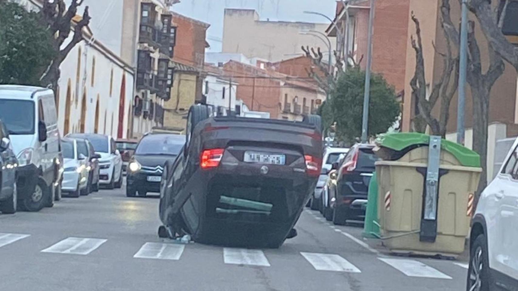 Turismo volcado en una calle de Bargas (Toledo).