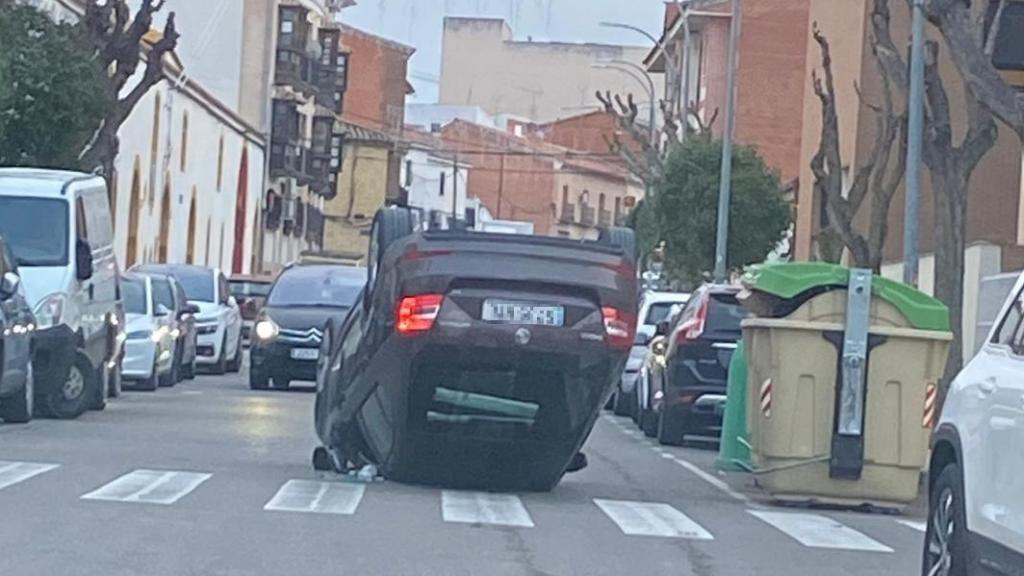 Turismo volcado en una calle de Bargas (Toledo).