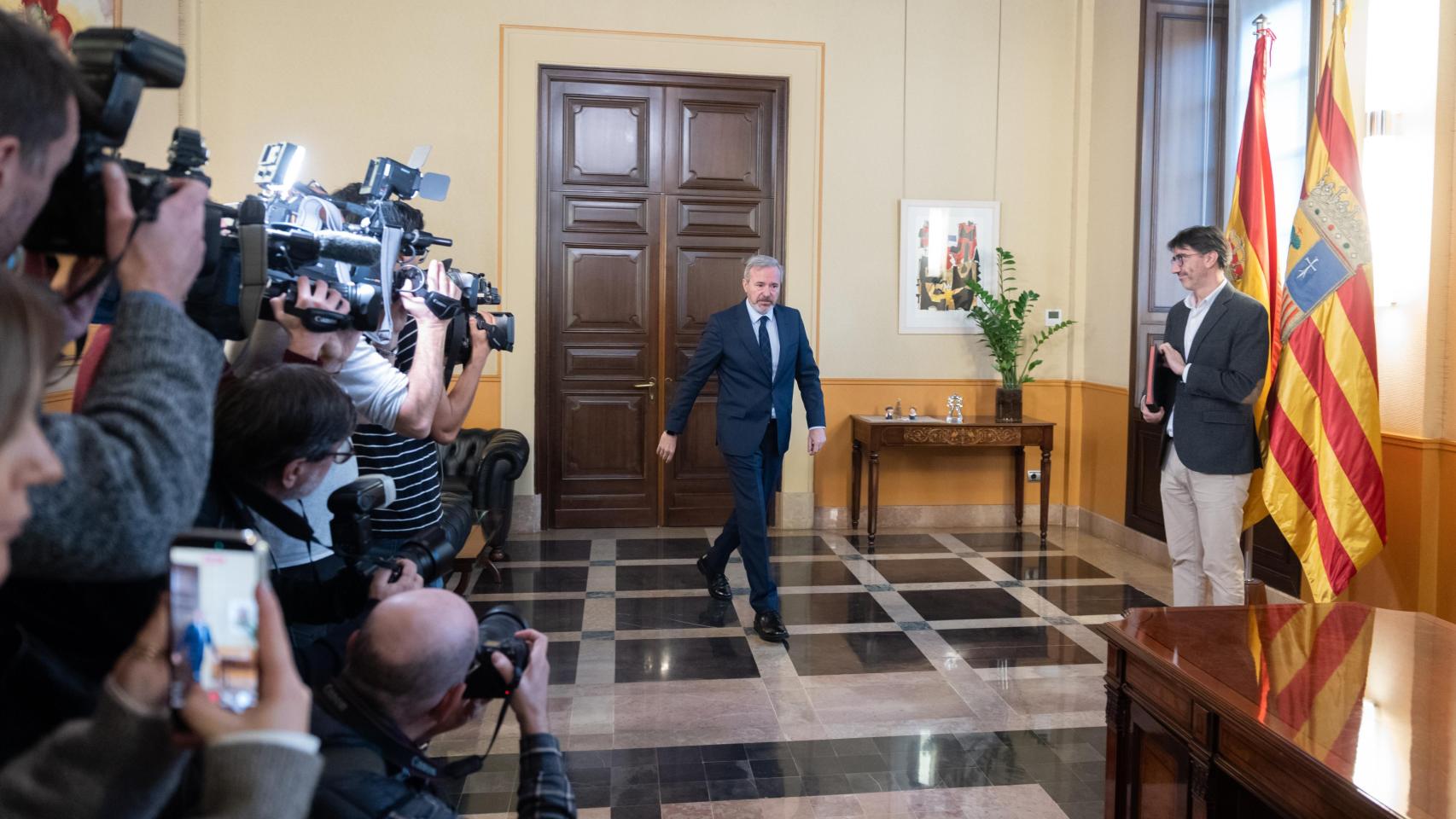 Jorge Azcón, antes de firmar el decreto de convocatoria de elecciones en Aragón