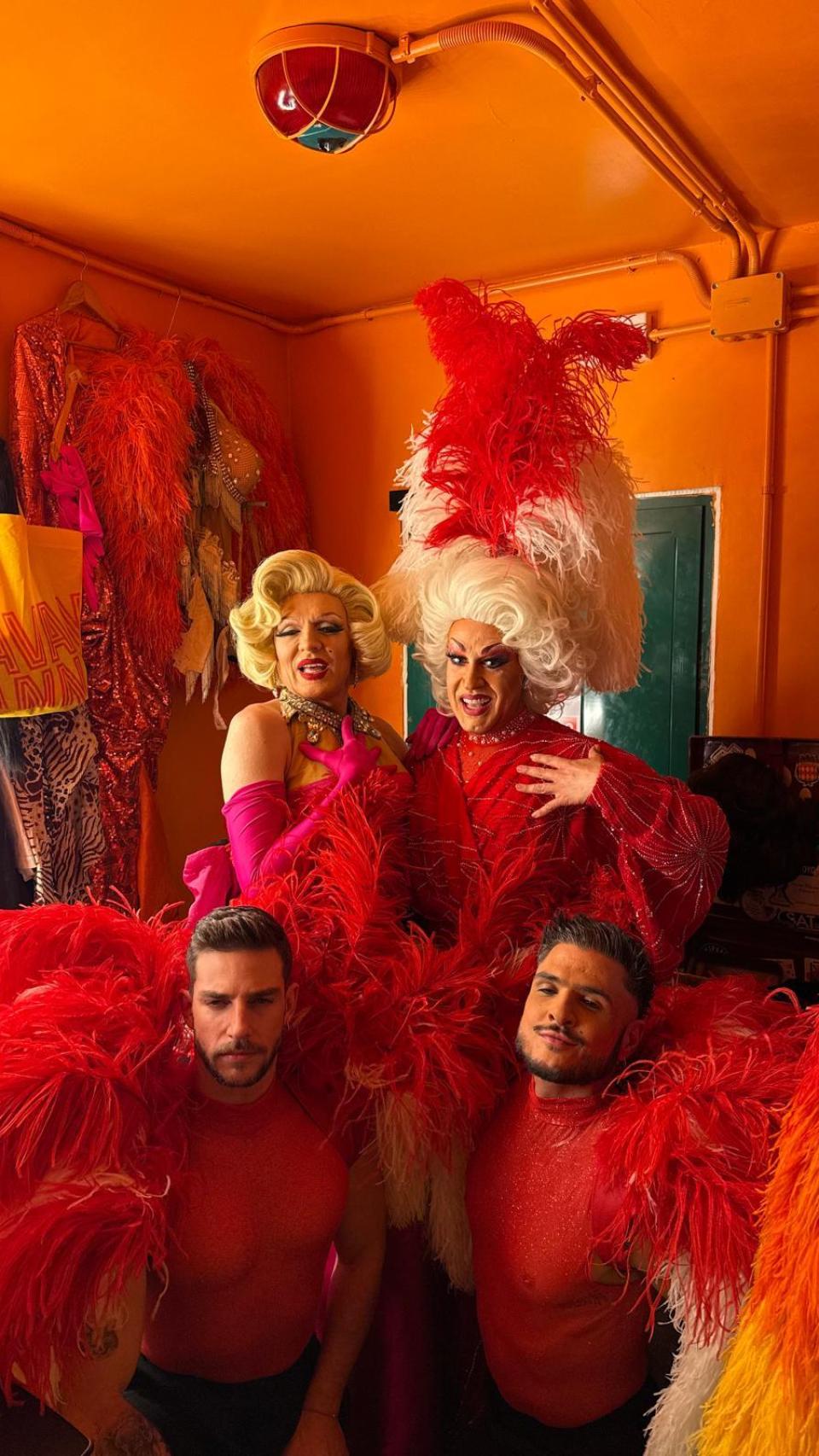 Manel Dragó, junto a compañeros de profesión.