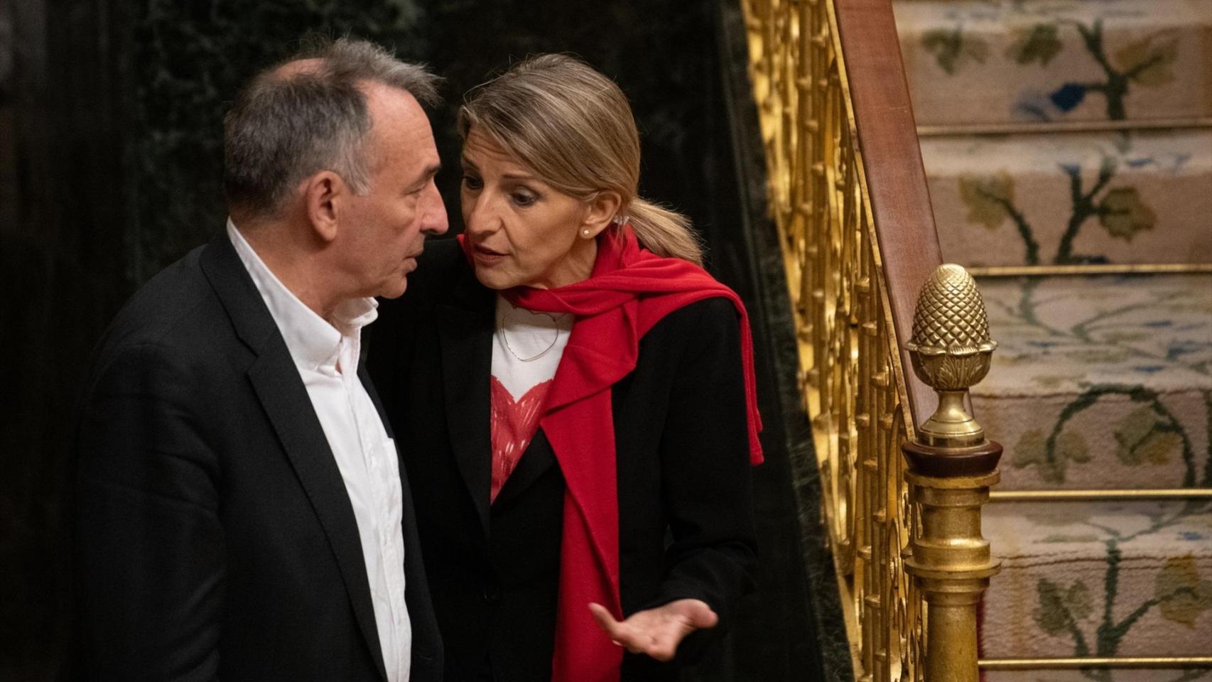 El diputado de IU Enrique Santiago junto a Yolanda Díaz el pasado noviembre en el Congreso.