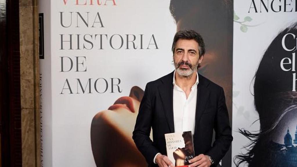 Juan del Val con su novela ganadora del Planeta.