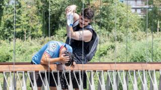 Un joven refresca a otro en plena ola de calor el 12 de agosto de 2025 en Madrid.