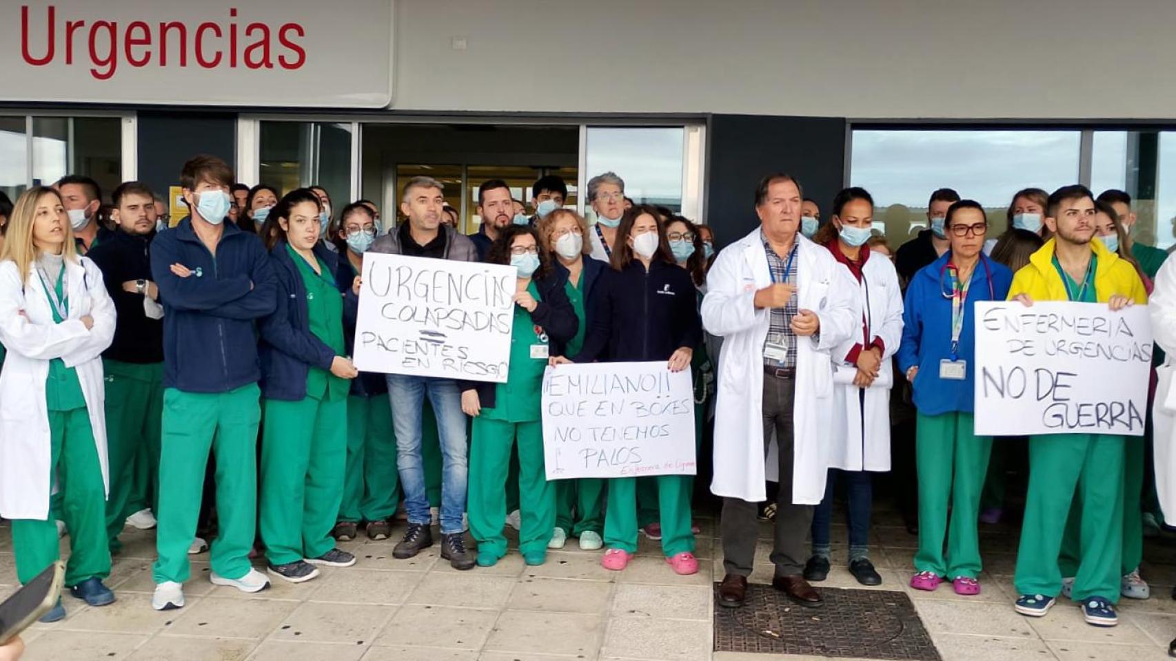 Los manifestantes se han concentrado en la puerta del servicio de urgencias del Hospital Universitario de Toledo.