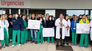Los manifestantes se han concentrado en la puerta del servicio de urgencias del Hospital Universitario de Toledo.