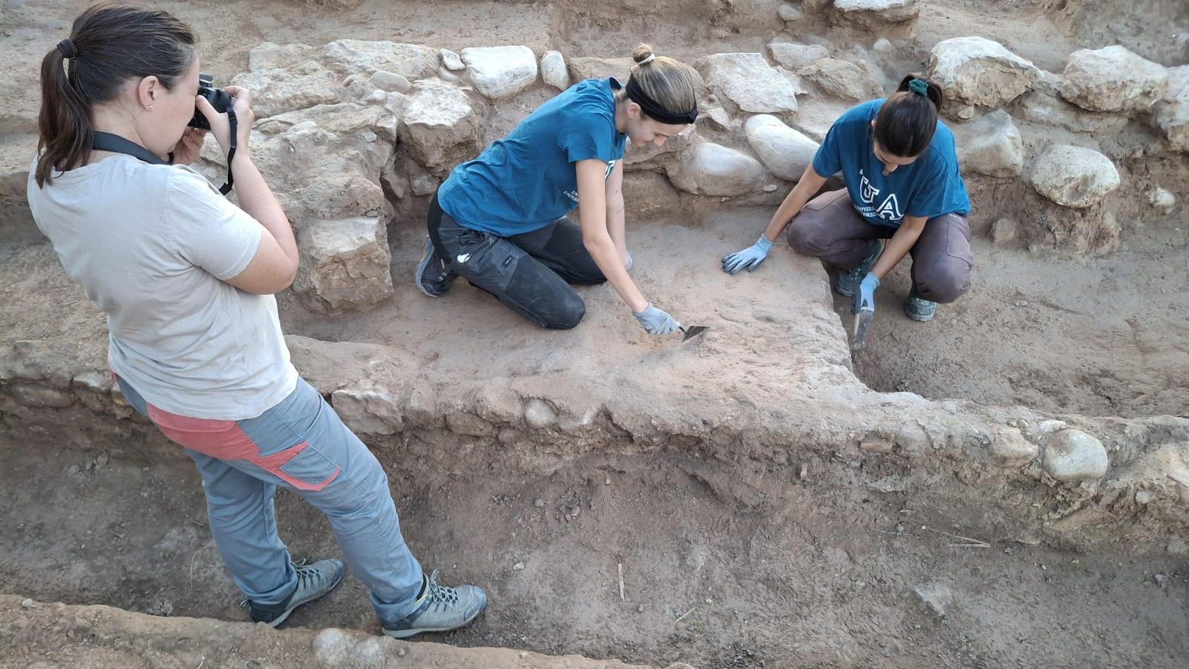 Tres arqueolólogas del equipo de la Universidad de Alicante en La Alcúdia.