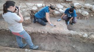 Tres arqueolólogas del equipo de la Universidad de Alicante en La Alcudía.
