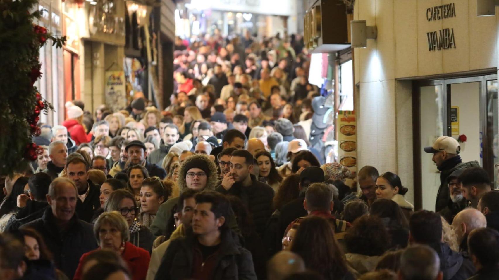 La calle Comercio congestionada por toledanos y visitantes este sábado atraídos por las luces de Navidad.