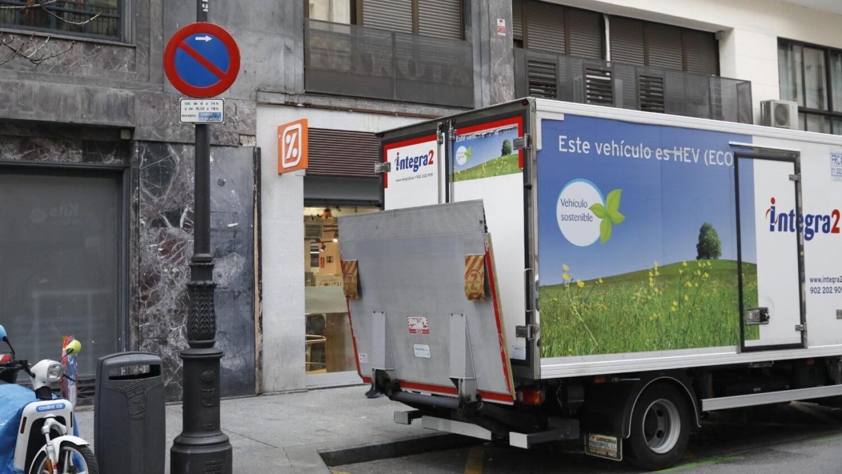 Zona de carga y descarga en una calle.