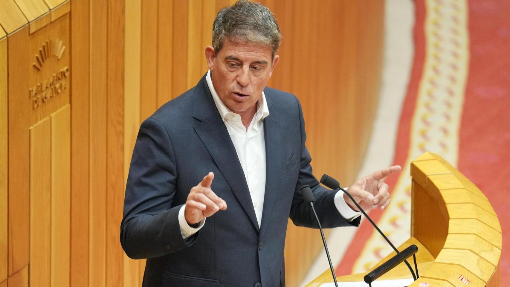 El portavoz del grupo parlamentario socialista de Galicia, José Ramón Gómez Besteiro, comparece en el Parlamento gallego