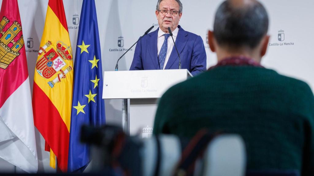 El consejero de Hacienda, Administraciones Públicas y Transformación Digital, Juan Alfonso Ruiz Molina, en una rueda de prensa que tiene lugar en el Palacio de Fuensalida.