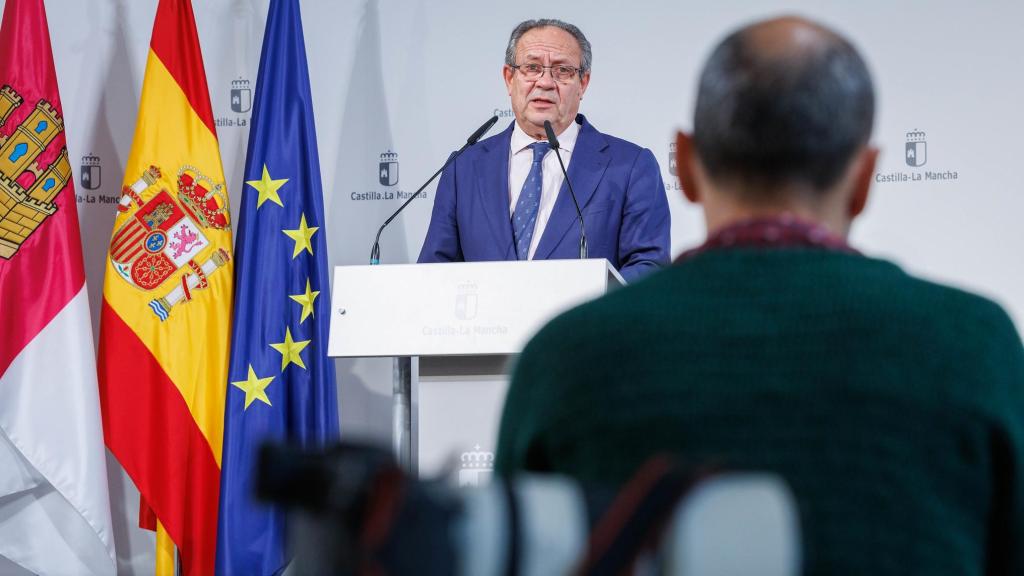 El consejero de Hacienda, Administraciones Públicas y Transformación Digital, Juan Alfonso Ruiz Molina, en una rueda de prensa que tiene lugar en el Palacio de Fuensalida.