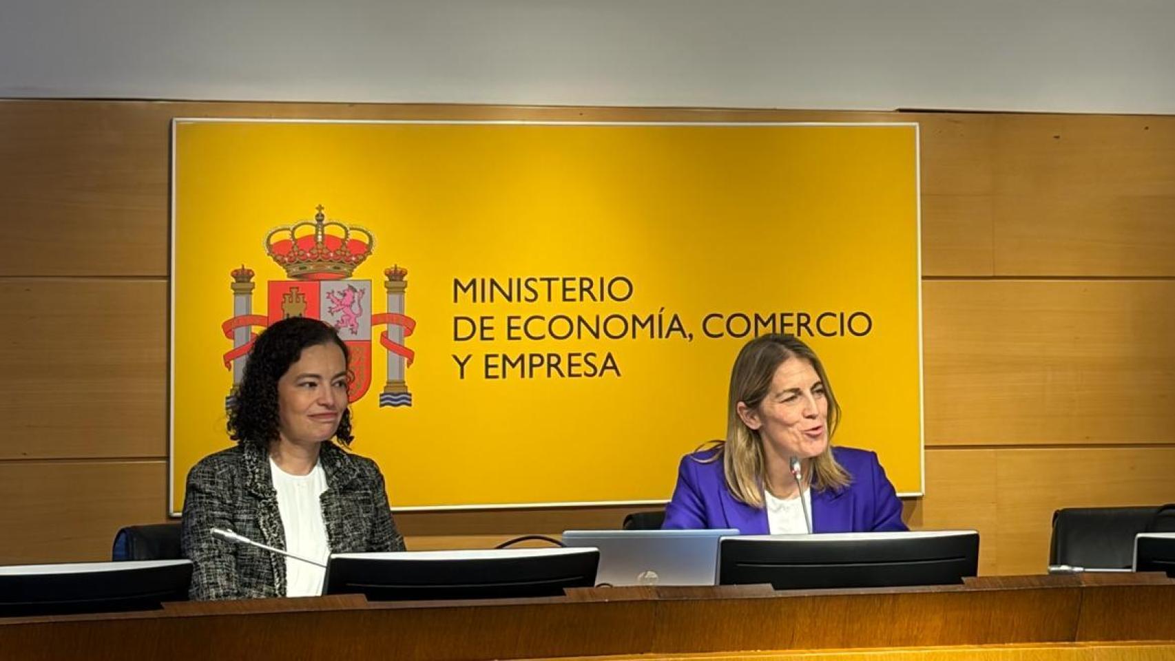 La secretaria general del Tesoro, Paula Conthe, junto a la directora general del Tesoro y política financiera, Carla Díaz Álvarez de Toledo.