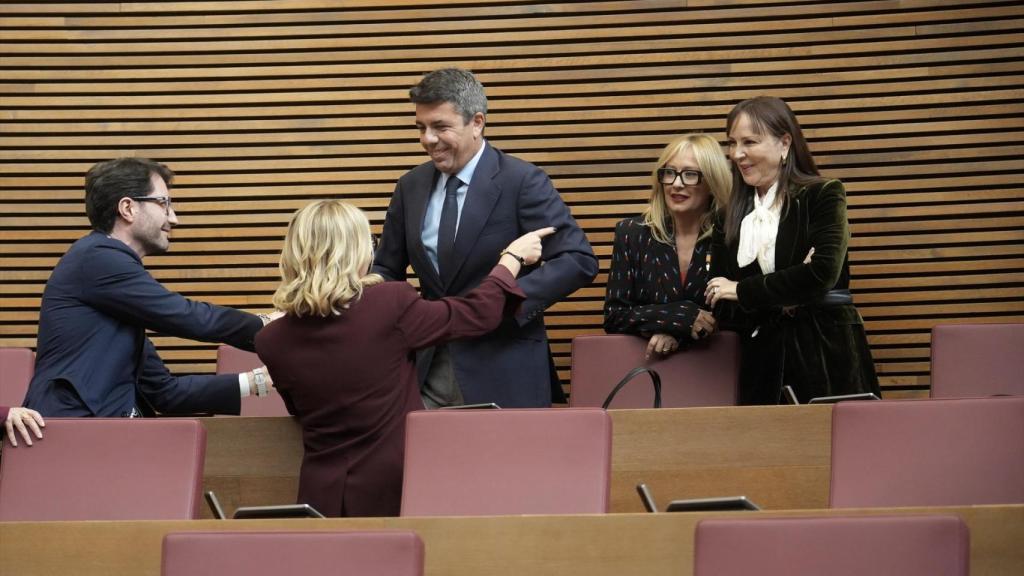 Carlos Mazón, en Les Corts, junto a diputados de su grupo. Eduardo Manzana / EP