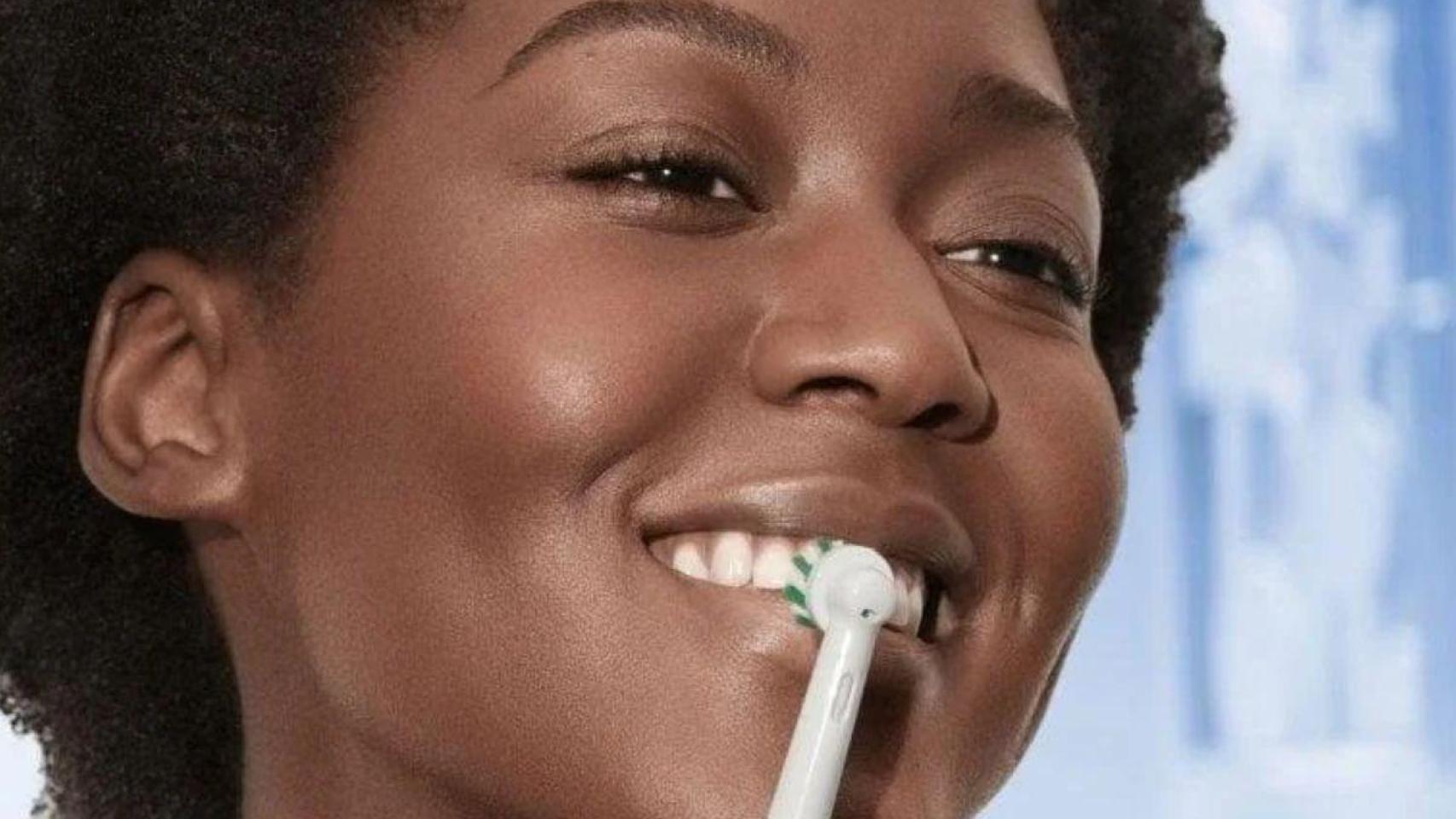 Los dentistas recomiendan que te pases al cepillo de dientes eléctrico: estos son los motivos