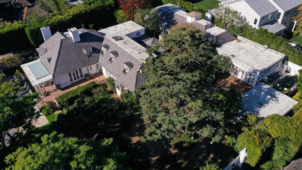Una vista panorámica de la mansión de Brentwood,  Los Ángeles, en la que residían Rob y Michelle Reiner.
